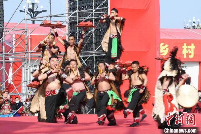 圖為少數(shù)民族舞蹈展演?！×赫赵?攝