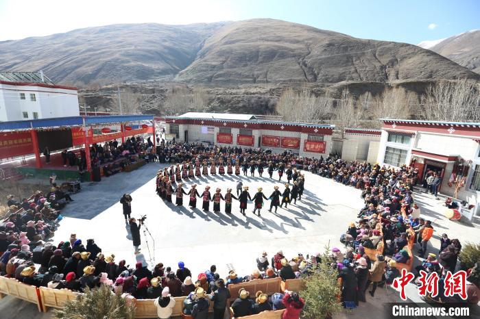 圖為匯報(bào)演出現(xiàn)場(chǎng)?！愔闈扇?攝