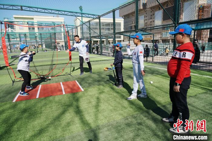 圖為小棒球手們進(jìn)行擊球訓(xùn)練?！●R銘言 攝