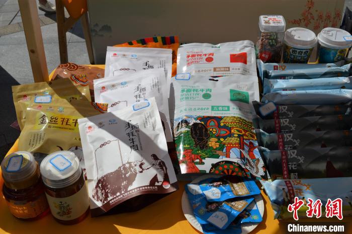 推介活動(dòng)上的農(nóng)特產(chǎn)品展示?！≈炝杞?攝