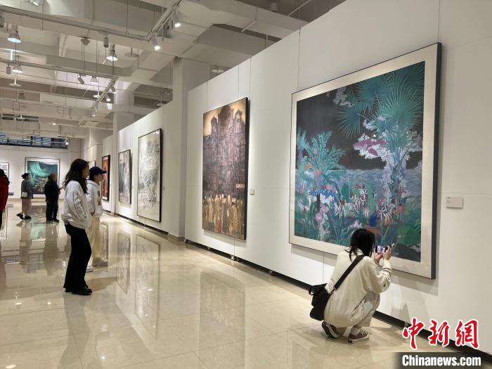 圖為全國青年教師中國畫學術(shù)邀請展吸引學生觀展?！＄婌?攝