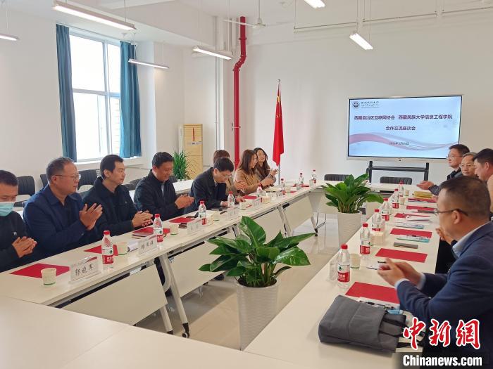 圖為座談會議現(xiàn)場?！「裆?攝