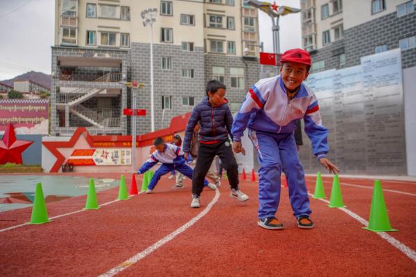 在高原上教孩子們打手球，“慢慢兒來(lái)，甭著急！”