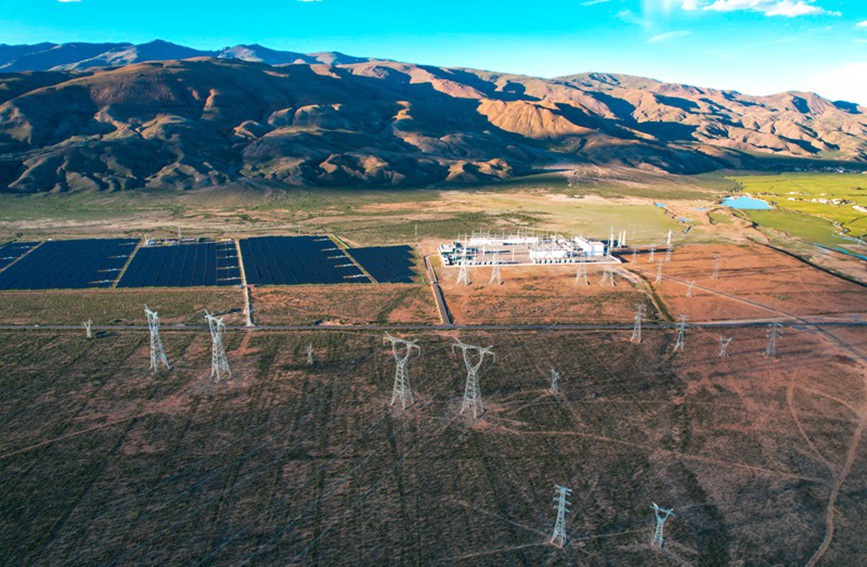 阿里與藏中電網(wǎng)聯(lián)網(wǎng)工程和沿線光伏電站。趙清鵬攝