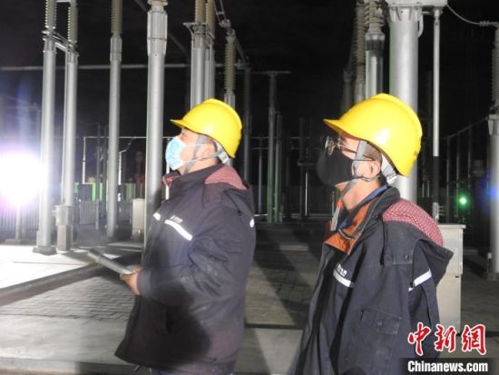 圖為5月10日凌晨，國(guó)網(wǎng)青海檢修公司柴達(dá)木換流站運(yùn)維人員在進(jìn)行柴拉直流系統(tǒng)停電操作?！∫杂?攝