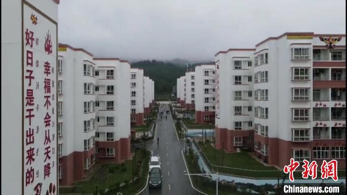 越西縣最大的易地扶貧搬遷安置點(diǎn)——城北感恩社區(qū)?！『武?攝