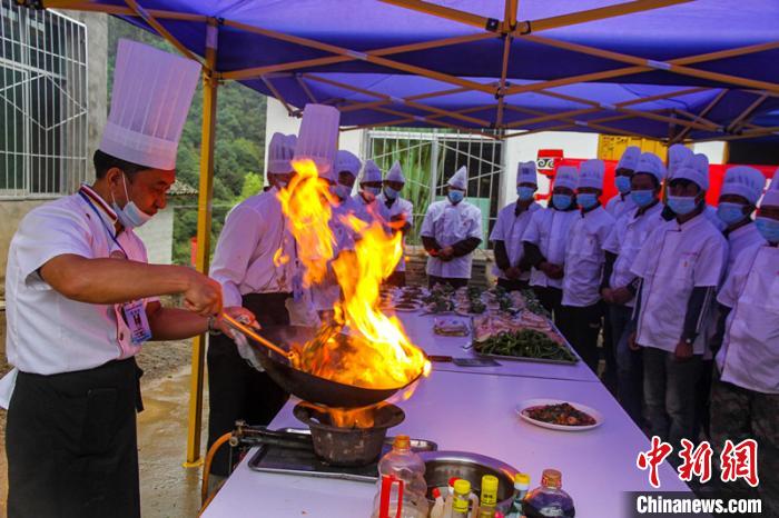 喜德縣冕山鎮(zhèn)舉辦的廚師培訓(xùn)班上，老師正在示范回鍋肉的做法?！柟拍救?攝