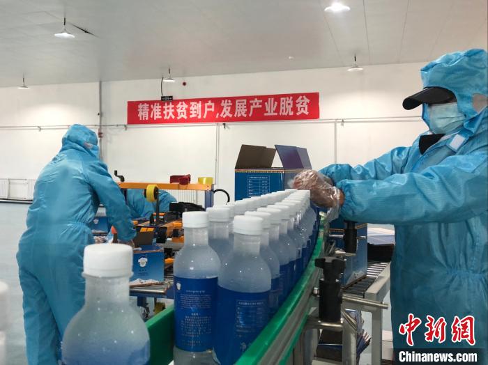 圖為阿里地區(qū)措勤縣某飲用水加工公司，該公司以“基地+公司+貧困民眾”為運營模式，帶動貧困民眾68戶232人。　謝牧 攝