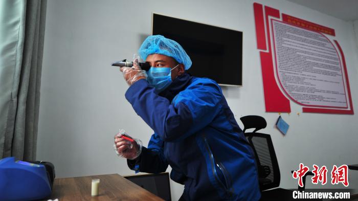 圖為8月11日，西藏那曲市聶榮縣色慶鄉(xiāng)雜瑪多種經(jīng)營合作聯(lián)合社質(zhì)檢員對從各牧場收集上來的牛奶進行質(zhì)量檢測。色慶鄉(xiāng)統(tǒng)籌全鄉(xiāng)28個行政村的合作社，成立了擁有規(guī)范管理體系的合作聯(lián)合社，整合集體草場建立5座牧場，各牧場按照計分制統(tǒng)一放牧，畜產(chǎn)品實行定點、定時、定人收購，再統(tǒng)一檢測、加工、出售，建立了完整的牧業(yè)全產(chǎn)業(yè)鏈(資料圖)?！垈?攝