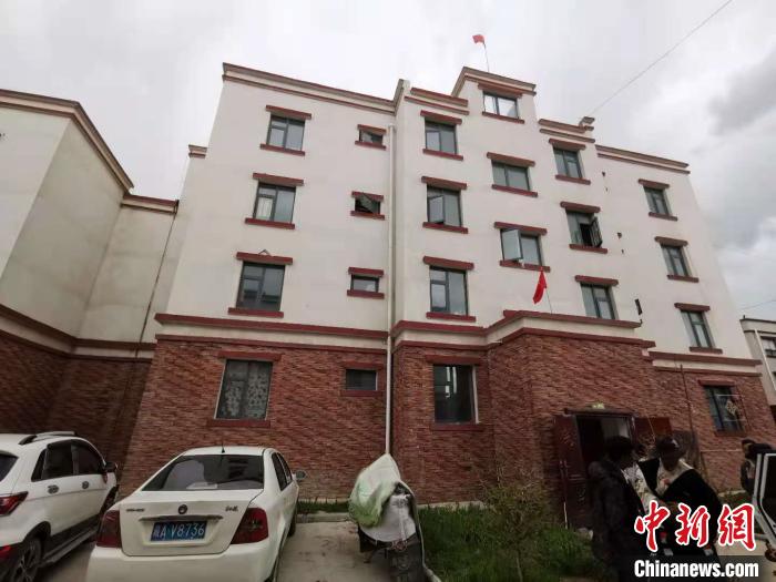 圖為8月12日，2018年7月從距那曲市色尼區(qū)城區(qū)那曲鎮(zhèn)90千米外的古露鎮(zhèn)當桑村搬遷至城區(qū)的旦增新家位于一棟四層的樓房內(nèi)(資料圖)?！垈?攝