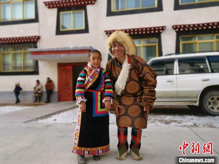 圖為2020年1月16日，搬遷至那曲市安多縣卓格扶貧小區(qū)的農(nóng)牧民在新家外面合影(資料圖)。　張偉 攝