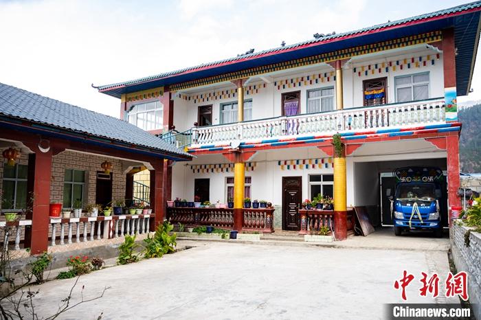 1月30日，嘎腰村，僜人苦梅夏自家的兩層樓房。<a target='_blank' ><p  align=