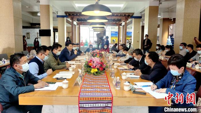 圖為國家糧食產(chǎn)業(yè)(青稞深加工)技術(shù)創(chuàng)新分中心在西藏拉薩掛牌儀式現(xiàn)場?！∝暽＠?攝