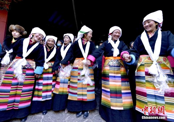 資料圖為2014年12月6日，拉薩民眾歡度“仙女節(jié)”。 <a target='_blank' href='/'><p  align=