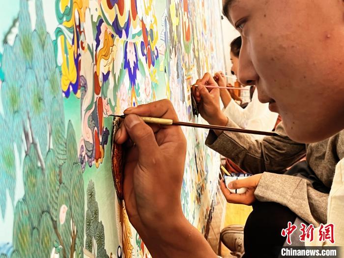 圖為畫師繪畫唐卡?！●R文莉 供圖