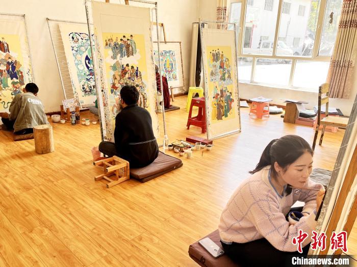 圖為畫室內學徒練習繪畫唐卡?！●R文莉 供圖