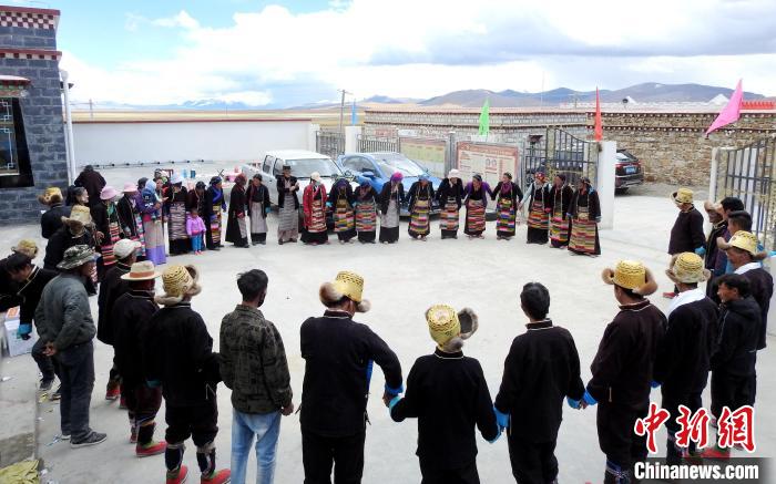 圖為普瑪江塘鄉(xiāng)民眾載歌載舞。　浪卡子縣網(wǎng)信辦供圖