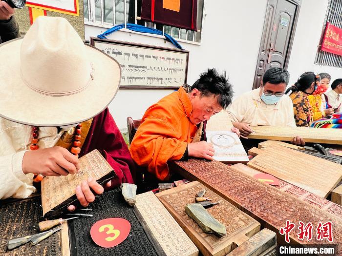 圖為2022年，聶榮縣當(dāng)木江鄉(xiāng)“鄉(xiāng)村振興那曲奮進”活動雕刻比賽現(xiàn)場。資料圖 那曲市“鄉(xiāng)村振興 那曲奮進”活動辦供圖