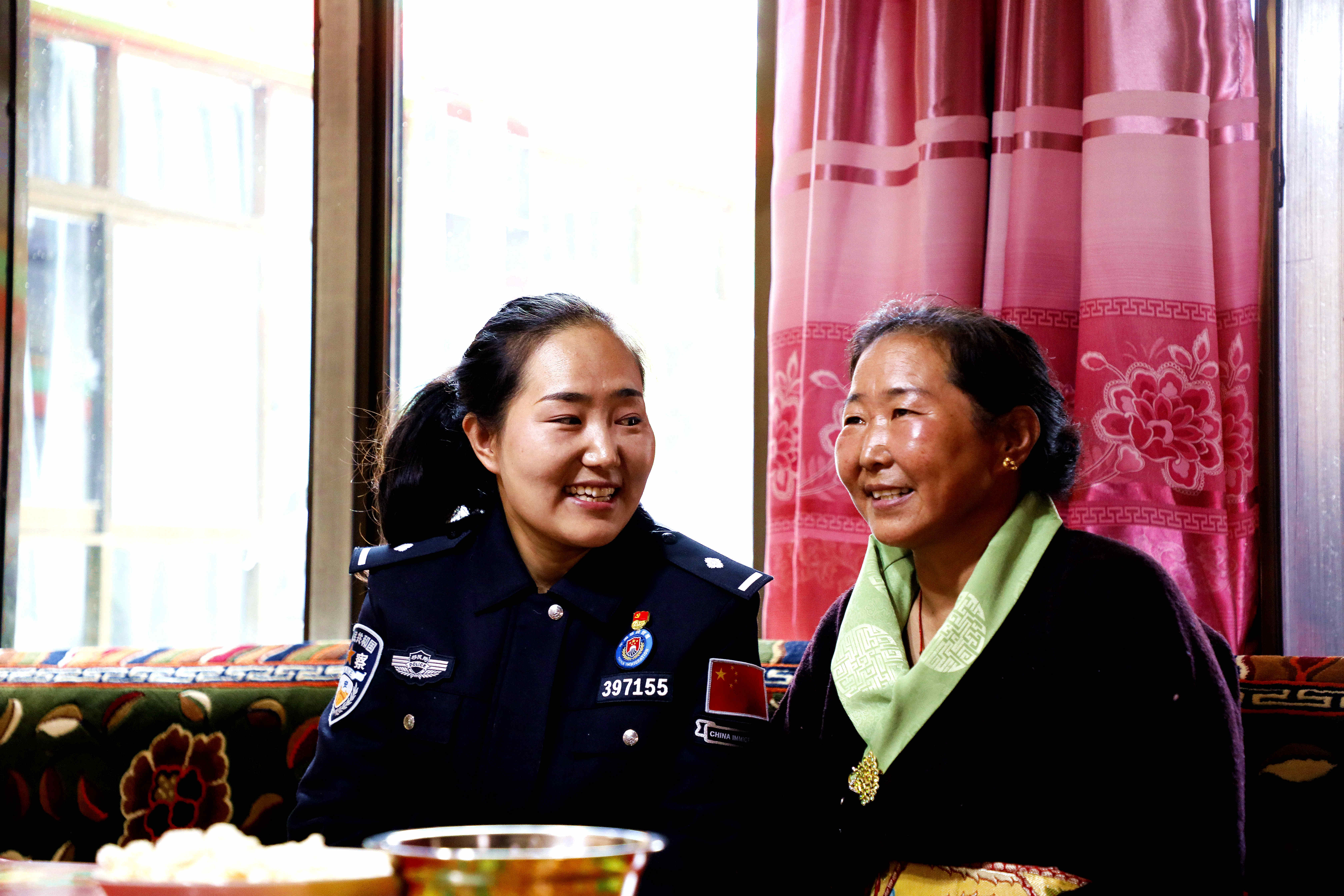 索朗曲珍與母親在一起 應(yīng)俊攝(近景特寫).jpg?x-oss-process=style/w10 索朗曲珍與母親在一起 應(yīng)俊攝(近景特寫).jpg?x-oss-process=style/w10