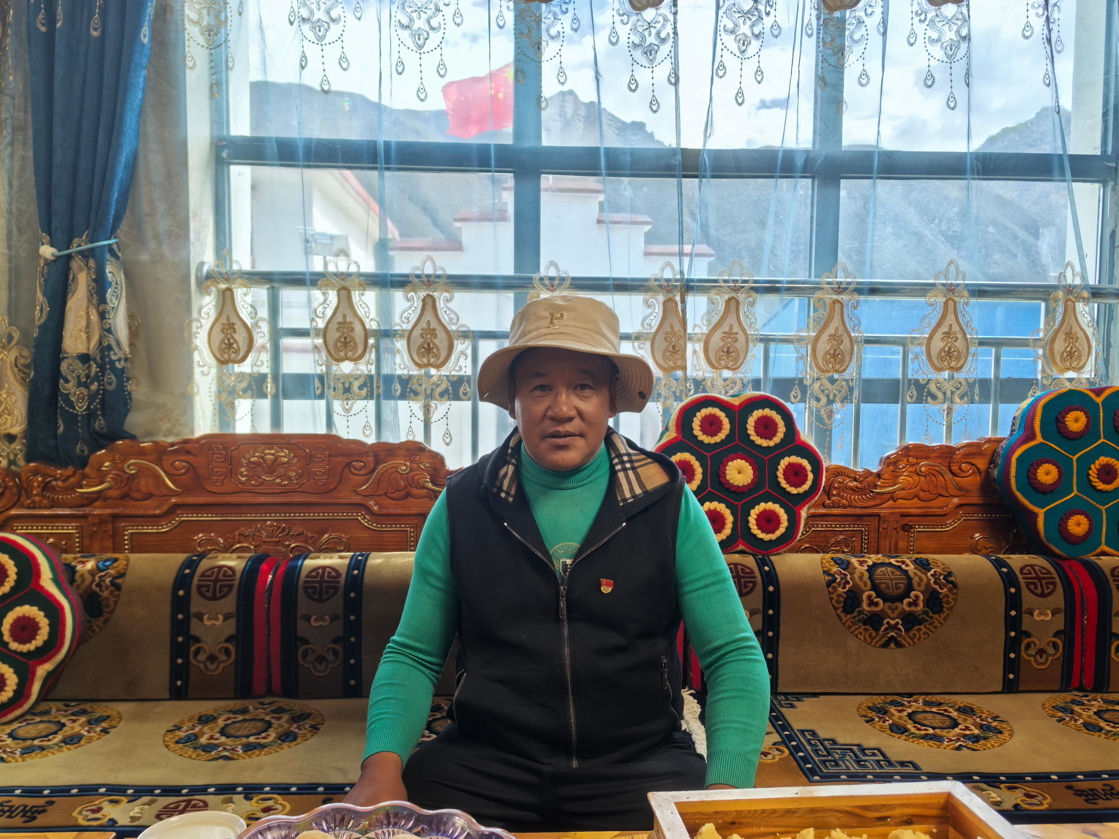 斯定咔村村民在自家客廳。 人民網(wǎng)記者 黃玉琦攝