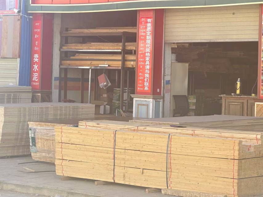 白朗縣頗羅鼐大道西段人行道擺放建材。圖片由留言網(wǎng)友提供