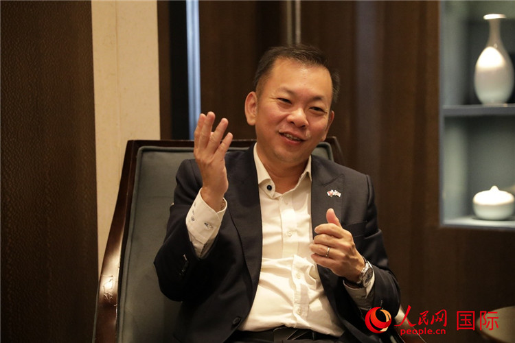 馬來西亞種植及原產(chǎn)業(yè)副部長(zhǎng)陳泓縑接受人民網(wǎng)專訪。人民網(wǎng) 王婧攝