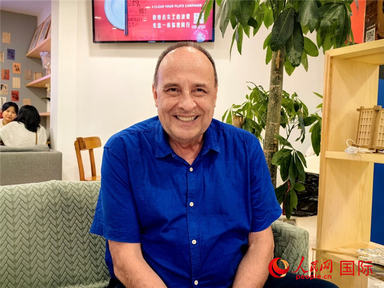 巴西坎皮納斯州立大學(xué)文學(xué)院資深教授弗朗西斯科·福特·哈德曼接受人民網(wǎng)專訪。人民網(wǎng)記者 符園園攝