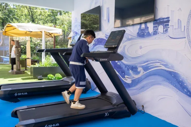小朋友在智慧體育公園體驗(yàn)跑步機(jī)。巴黎