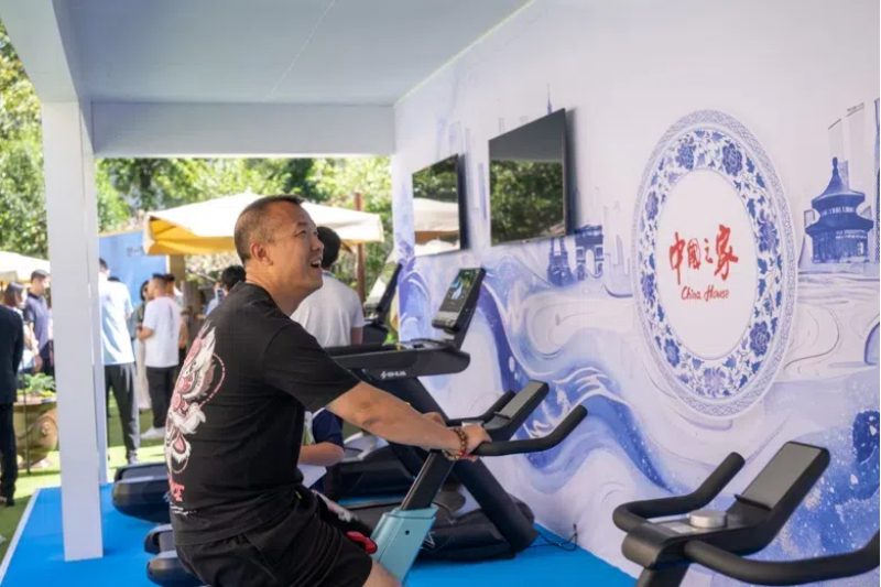 參觀者在智慧體育公園體驗(yàn)動(dòng)感單車。巴黎