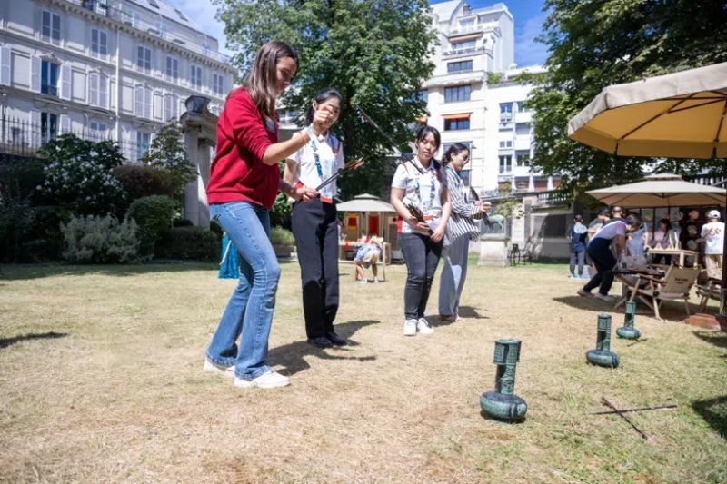 中外友人體驗(yàn)投壺游戲。巴黎