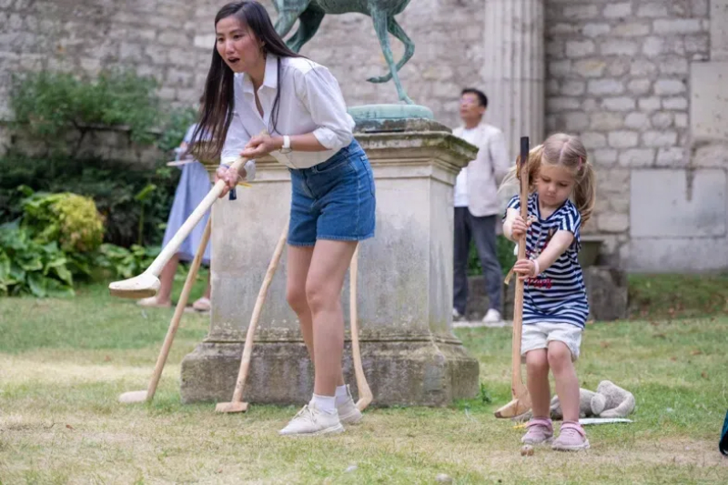 小朋友體驗(yàn)捶丸游戲。巴黎