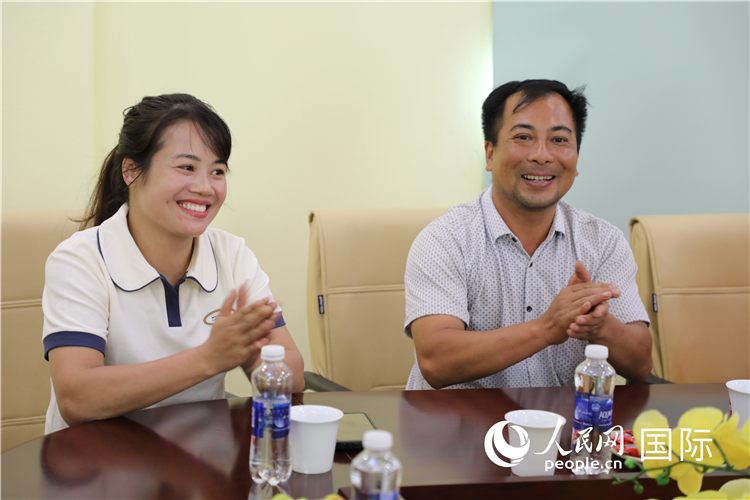 越南沙巴市黃連寄宿制民族小學(xué)老師阮氏秋姮、阮文享。人民網(wǎng)記者簡承淵攝