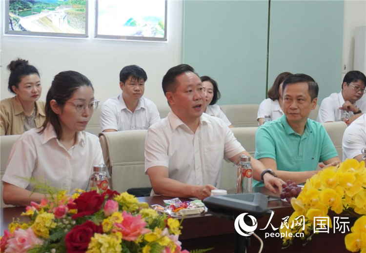 越中電力公司董事長李志雄（前排左二）介紹越南電力情況。葛沙莎攝