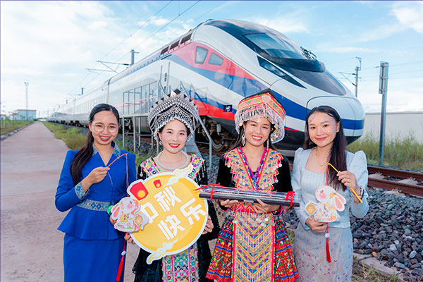 中老鐵路兩國(guó)員工一起參加中秋活動(dòng)。旺·洛拉勒攝