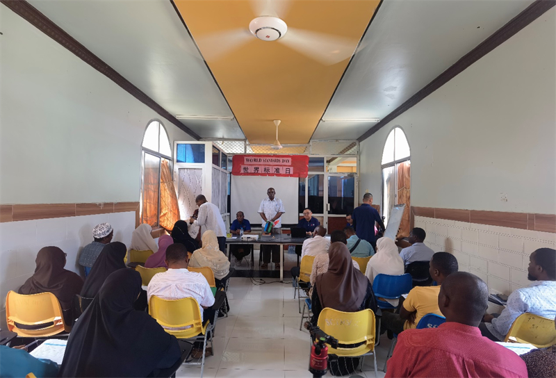 奔巴衛(wèi)生署醫(yī)政處處長馬蘇德致辭。施亮攝（專家組供圖）