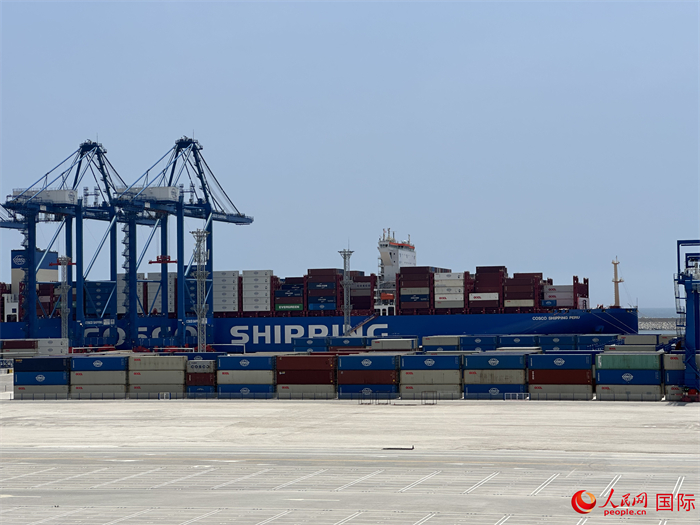 當(dāng)?shù)貢r(shí)間11月15日，秘魯錢凱港碼頭操作區(qū)現(xiàn)場(chǎng)。人民網(wǎng)記者 周雨攝