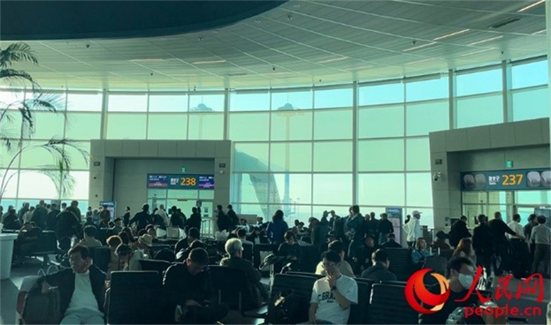 仁川機場等待登機的旅客。人民網 李帆攝