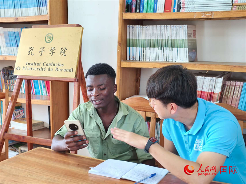 孔院教師在輔導學生。人民網(wǎng)記者 黃培昭攝