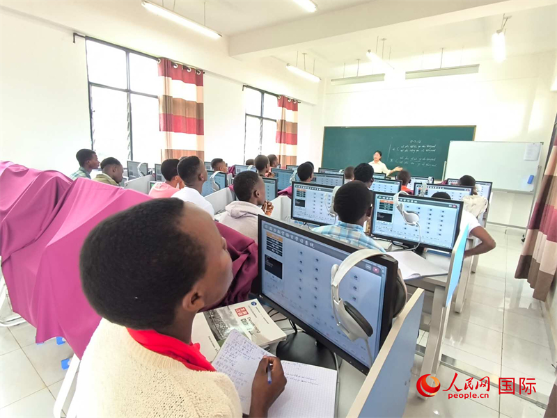 學生們在課堂上認真聽講。人民網(wǎng)記者 黃培昭攝