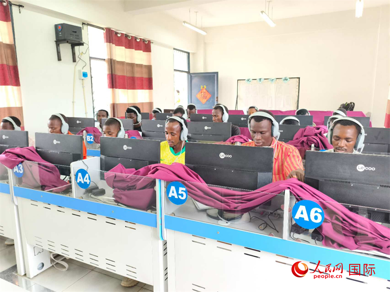 學生們正在上聽力課。人民網(wǎng)記者 黃培昭攝