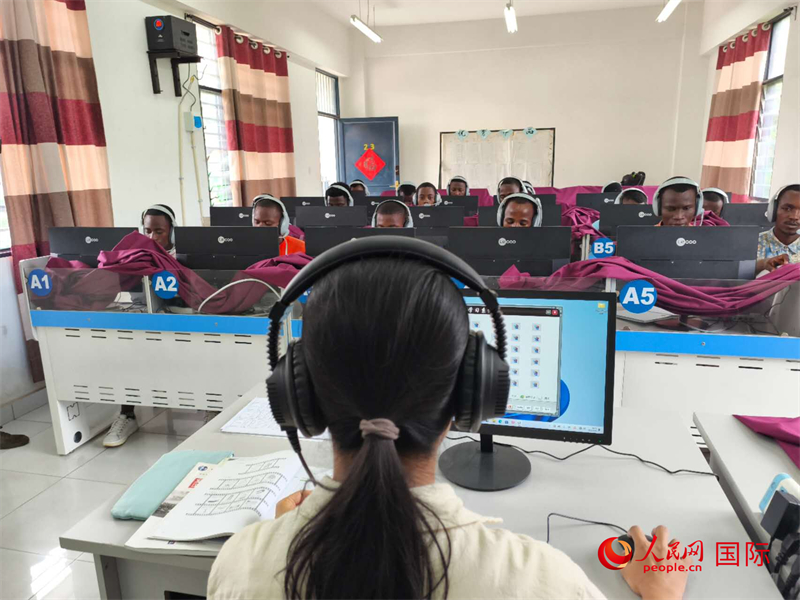 在聽力教室內(nèi) 。人民網(wǎng)記者 黃培昭攝