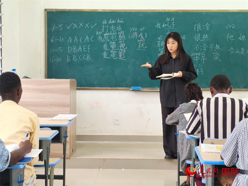 中國老師在給學生們講課。人民網(wǎng)記者 黃培昭攝