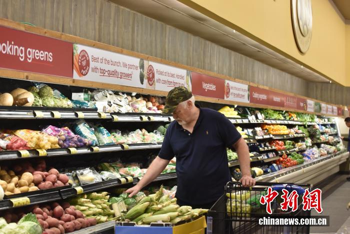 當(dāng)?shù)貢r(shí)間7月18日，美國(guó)密歇根大學(xué)公布報(bào)告顯示，7月美國(guó)消費(fèi)者信心指數(shù)升至61.8，為近5個(gè)月以來的最高值。圖為美國(guó)民眾在馬里蘭州羅克韋爾一超市購物。 <a target='_blank' href='/' _fcksavedurl='/'><p  align=