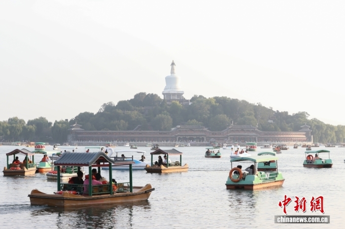 10月7日，國(guó)慶節(jié)、中秋節(jié)假期進(jìn)入尾聲，北京北海公園熱度不減，不少市民游客在公園乘船游玩。<a target='_blank' href='/' _fcksavedurl='/'><p  align=