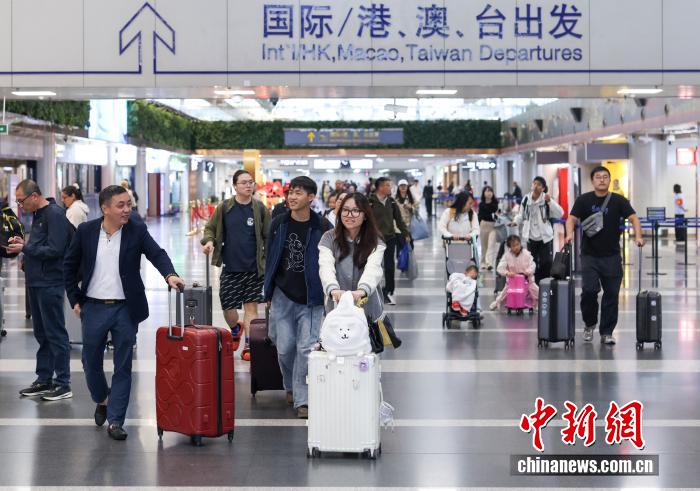 10月8日是國(guó)慶中秋假期最后一天，大量旅客在北京首都國(guó)際機(jī)場(chǎng)出行。 <a target='_blank' href='/' _fcksavedurl='/'><p  align=