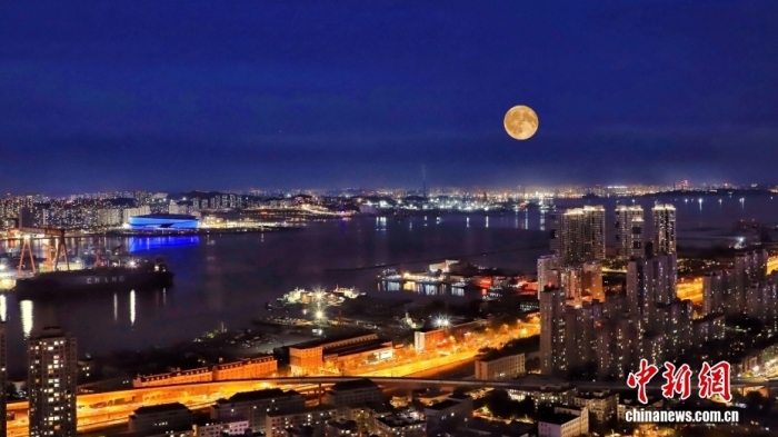 遼寧大連，中秋節(jié)一輪圓月從大連梭魚(yú)灣東方海岸線升起。