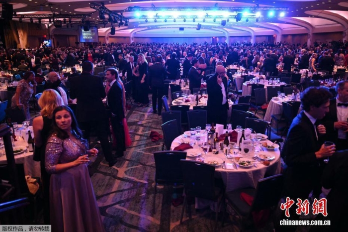 多家美國媒體25日晚報(bào)道稱，出席白宮記者協(xié)會晚宴的美國總統(tǒng)特朗普因現(xiàn)場傳出疑似“槍聲”而緊急撤離。白宮記者協(xié)會晚宴當(dāng)晚在位于華盛頓市區(qū)的一所酒店舉行。這是特朗普首次以總統(tǒng)身份參加該活動(dòng)。事件發(fā)生在特朗普抵達(dá)活動(dòng)現(xiàn)場后的半小時(shí)。當(dāng)晚8時(shí)39分許，晚宴現(xiàn)場傳出“槍聲”，隨后特勤局人員沖入宴會大廳，要求來賓撤離。圖為晚宴現(xiàn)場。