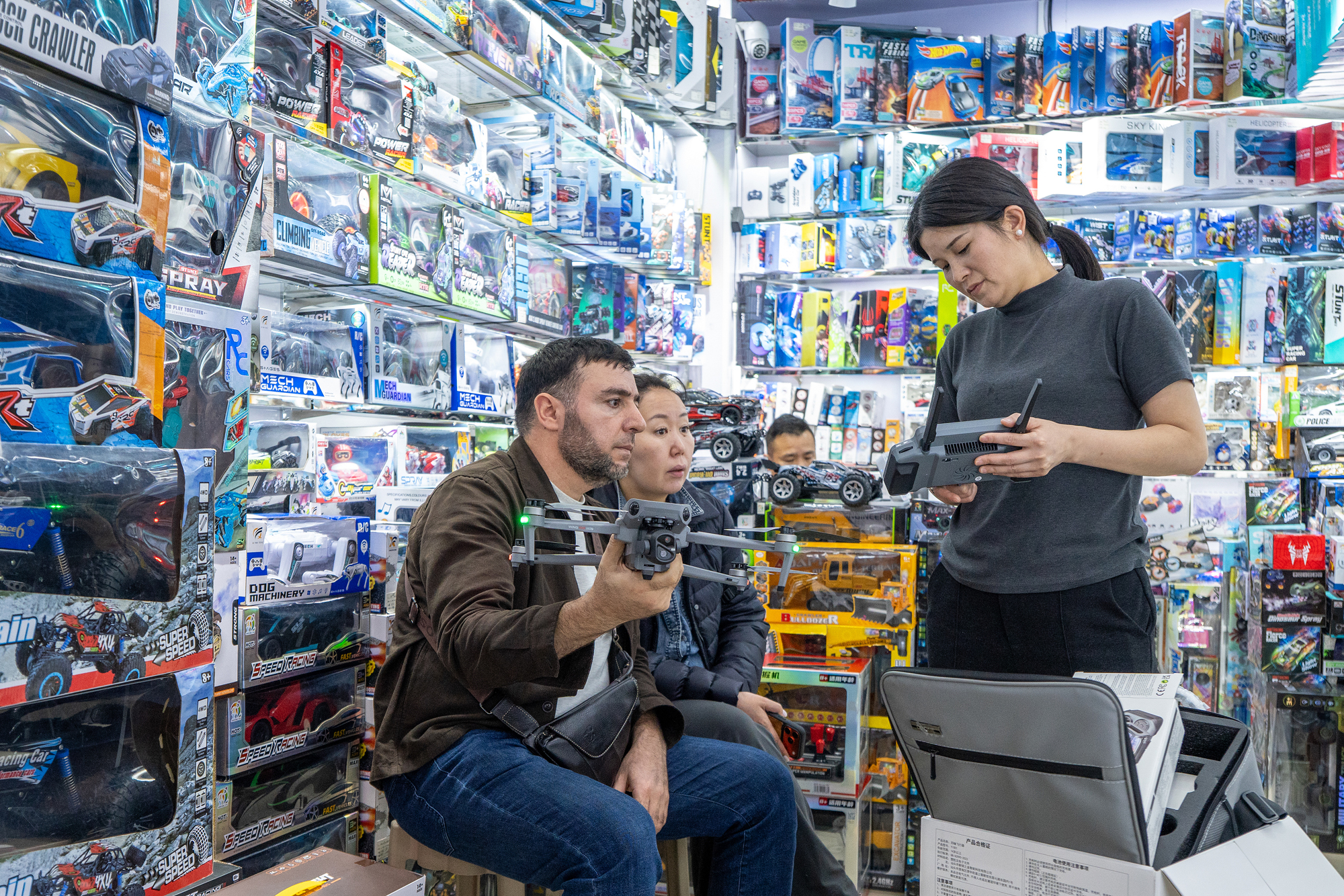 2026年4月1日，外商在浙江義烏國際商貿(mào)城洽談采購小商品。