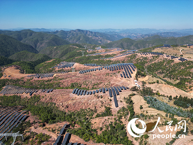 云南南華羅文村的山坡上，一塊塊光伏板連接成片。人民網(wǎng)記者 程浩攝