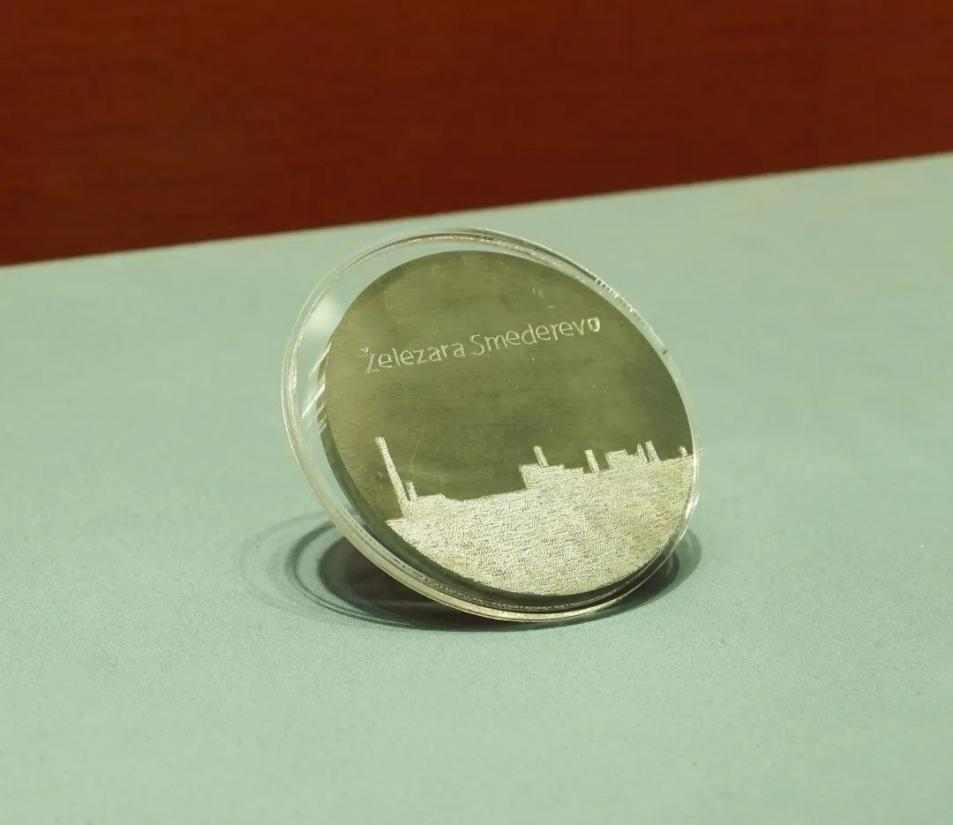 2016年6月，塞爾維亞斯梅戴雷沃鋼廠工人贈(zèng)送習(xí)近平主席的鋼板雕刻工廠剪影紀(jì)念牌。胡楊 攝